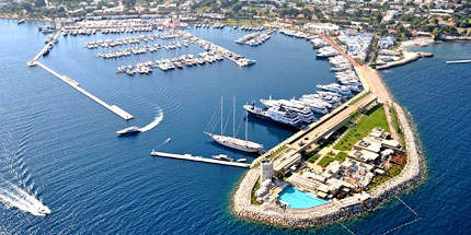 Unwind at lavish clubs and bars in Palmarina